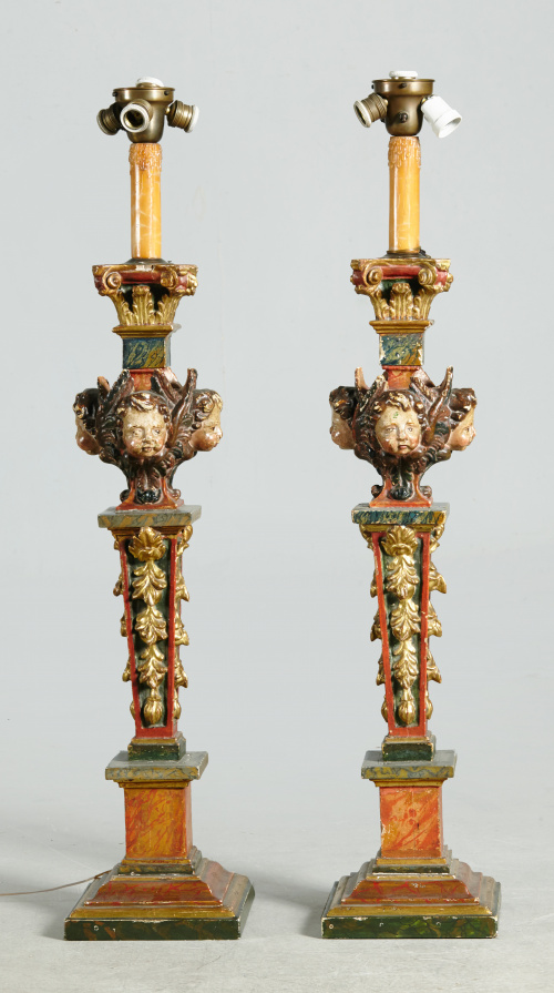Pareja de columnas en estípite transformadas en lámpara en 