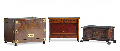 Arcón modelo de ebanista con taracea geométricaTrabajo cat