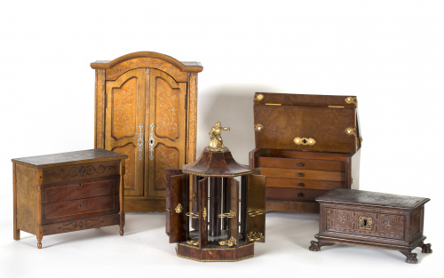 Purera de madera de raíz y aplicaciones metálicas recortada