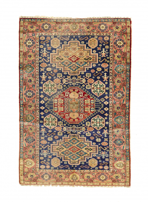 Alfombra caucásica en lana, con campo azul y cartuchos geom