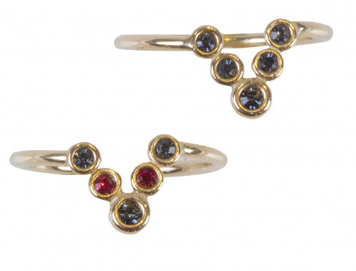 Lote de dos sortijas con ” V” de 5 chatones, uno de zafiros
