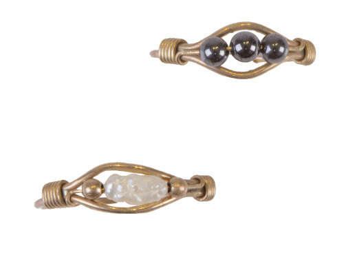 Lote de dos sortijas, una con tres esferas de hematites y o