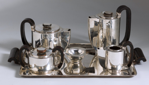 Juego de café y té, post-decó de plata punzonada y madera e