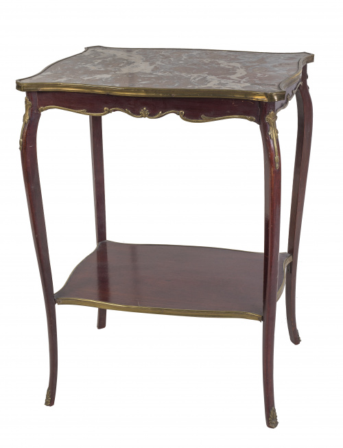 Mesa de estilo Luis XV con metal dorado aplicados y tapa de