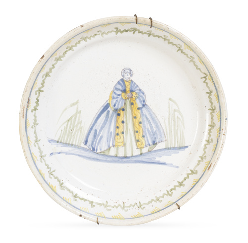 Plato en cerámica esmaltada con una dama pintada.Francia,