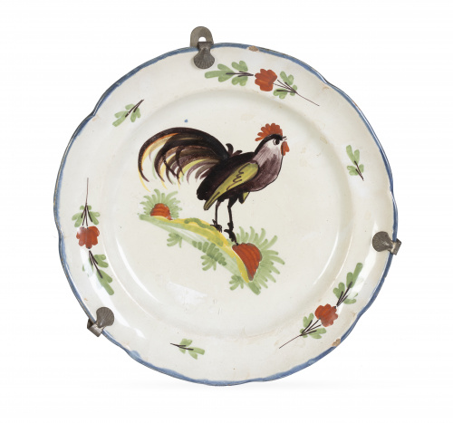 Plato en cerámica francesa esmaltada con un gallo en el asi