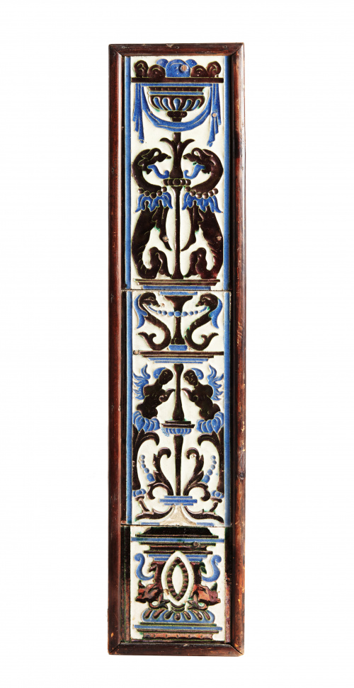 Tres azulejos con decoración “a candelieri”, con la técnica