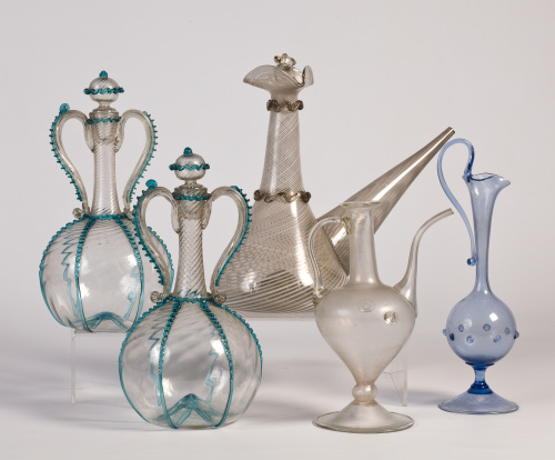 Jarro historicista en vidrio azul.Murano, S. XIX.