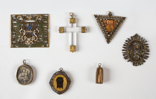 Medalla devocional con marco de plata y cordoncillo aplicad