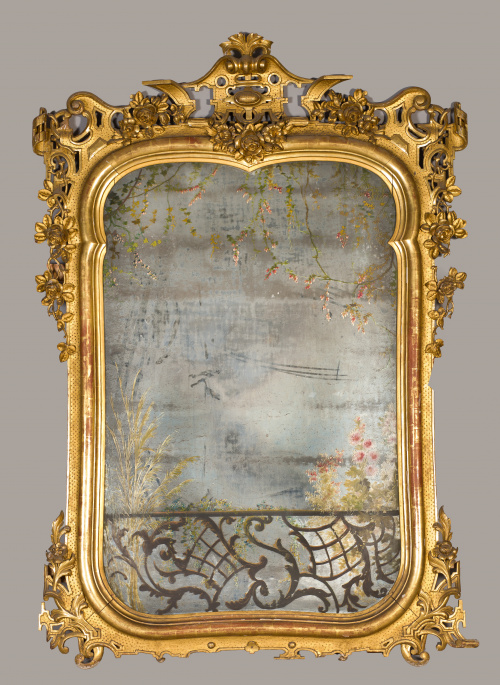 Espejo de madera tallada, estucada y dorada, conserva la lu