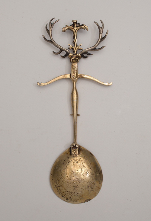 Cuchara en plata dorada con forma de ballesta con alegoría 