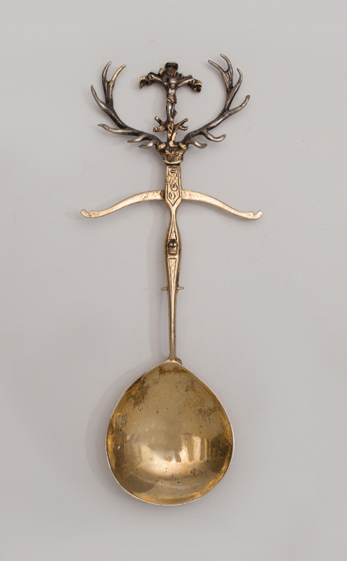 Cuchara en plata dorada con forma de ballesta con alegoría 