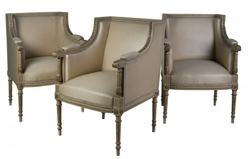 Juego de tres bergeres de estilo Luis XVI de madera lacada 