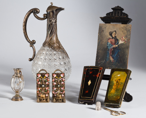 Pareja de candeleros en metal con aplicaciones en esmalte c