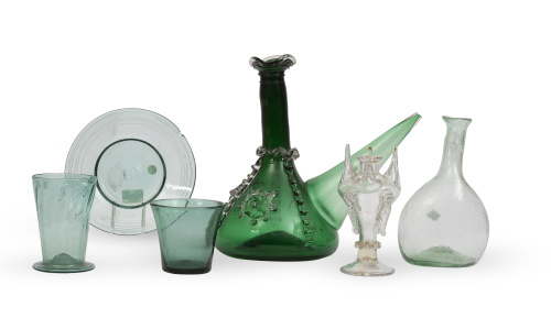Lote de cinco piezas de cristal. Formado por: Vaso y plat