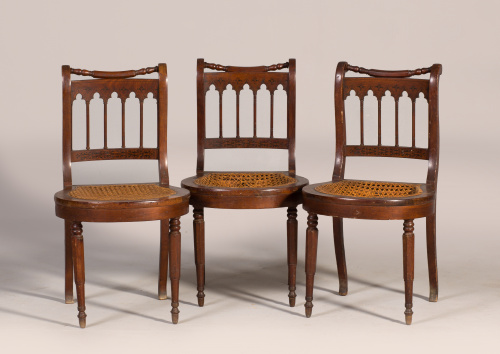 Juego de tres sillas de estilo neogótico de madera de nogal
