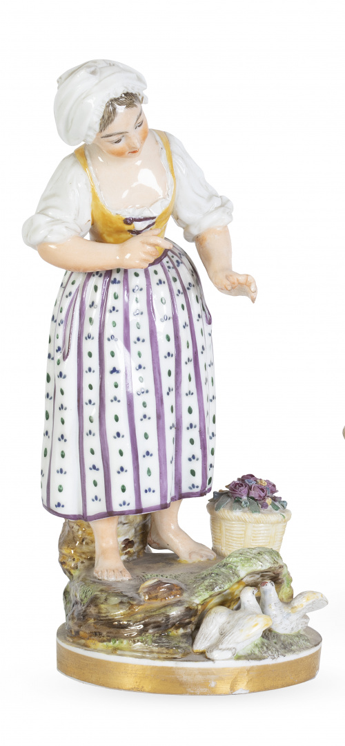 “Campesina” En porcelana esmaltada y dorada, marcada “Nide