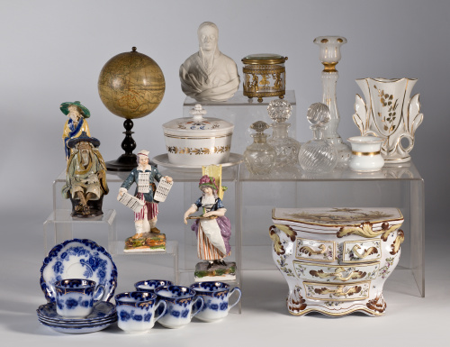 Cómoda en loza esmaltada, con marcas de “Veuve Perrin”, Ma