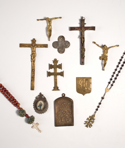 Rosario de cuentas de madera grabada y cruz de nácar, S. XI