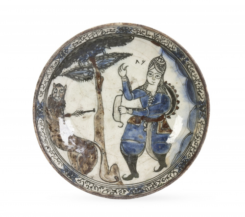Plato en porcelana esmaltada con escena cinegética.Persia,