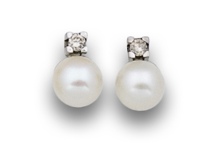 Pendientes tu y yo con perla de 8 mm y brillantes.