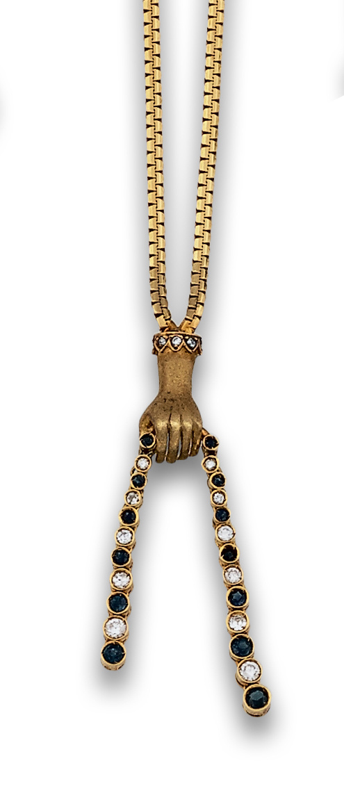 Gargantilla con mano de la que penden dos líneas de brillan