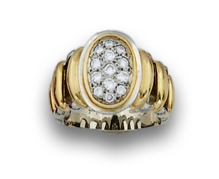 Sortija con pavé ovalado de brillantes en montura calada de