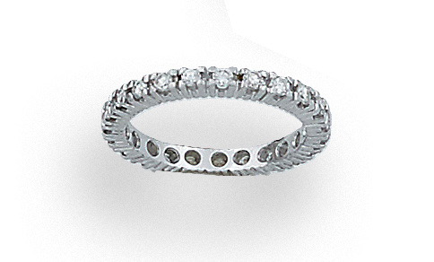 Alianza completa de brillantes en oro blanco de 18K.