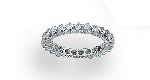 Alianza completa de brillantes en oro blanco de 18K.