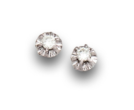 Pendientes dormilonas de brillantes en garras que suman 0,5