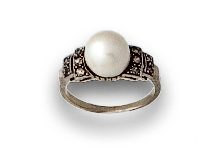 Sortija años 30 con perla de 9 mm y diamantes que suman 0,2