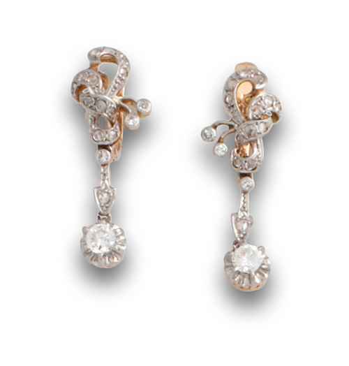 Pendientes largos años 40 con brillantes colgantes que suma