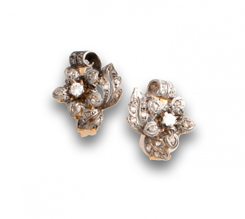 Pendientes años 40  con flor y hojas de brillantes centrale