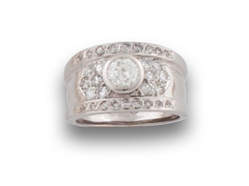 Sortija ancha con brillante central de 0,60 ctes y pavé de 