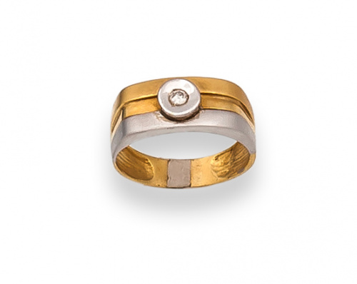 Sortija con solitario de 0,20 ct aprox en frente plano bico