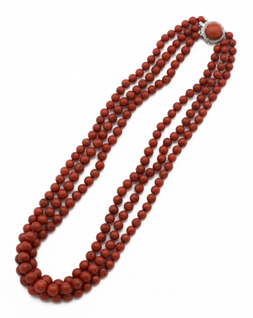Collar de coral rojo con tres hilos de cuentas entre 9 y 6 