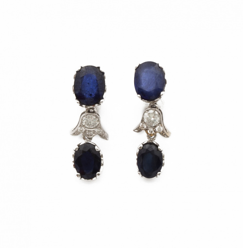 Pendientes largos con dobles zafiros ovales y entre ellos t