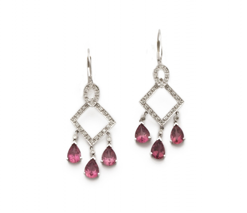 Pendientes largos con tres perillas de turmalinas rosa que 