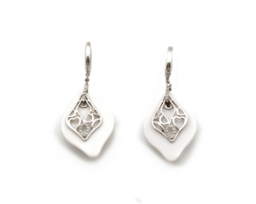 Pendientes largos con rombo calado de brillantes sobre ágat