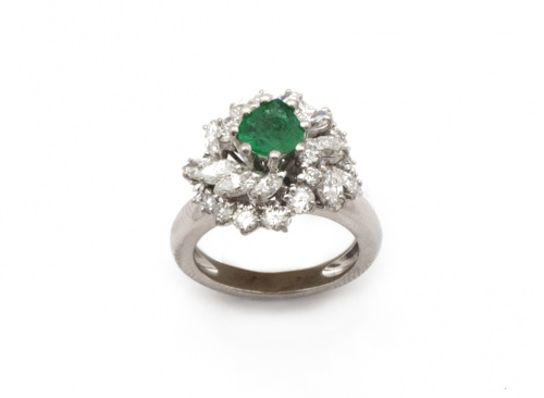 Sortija con esmeralda perilla en montura de marquisses y br