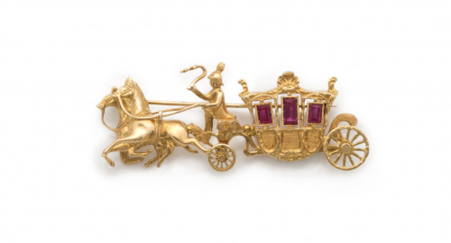 Broche en forma de carroza en oro de 16K con rubíes sintéti