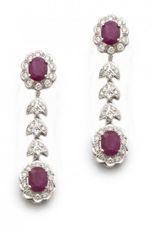 Pendientes largos con rubíes ovales orlados de brillantes, 