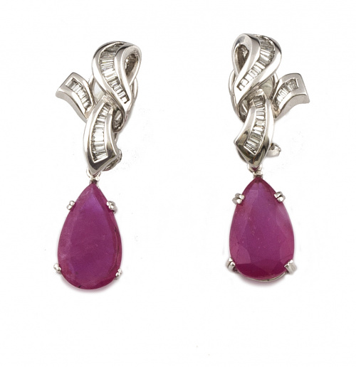 Pendientes largos con perillas de rubíes colgantes de cinta