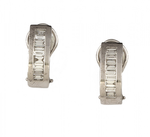 Pendientes con bandas curvas de trapecios que suman 1,67 ct.