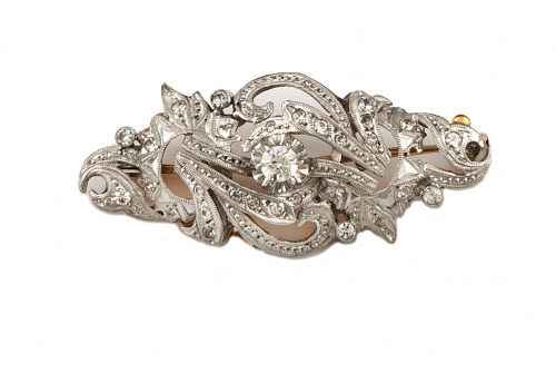 Broche de diseño de formas vegetales con zafiros blancos en