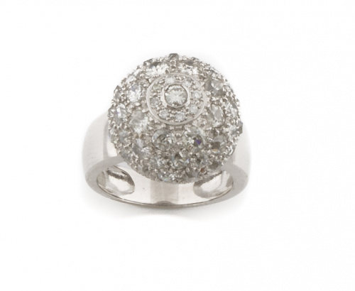 Sortija con semiesfera de brillantes que suman 2 ct aprox e