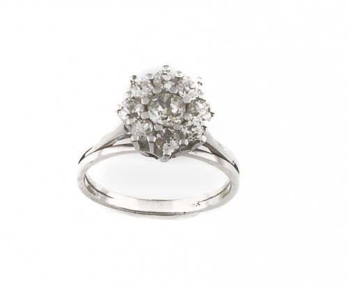 Sortija con rosetón elevado de brillantes que suman 1,50 ct