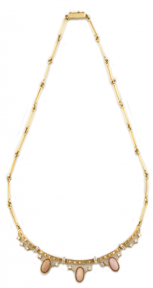 Gargantilla con cabuchones de coral piel de ángel y piezas 