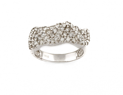 Sortija con frente de pavé de brillantes que dibujan triáng