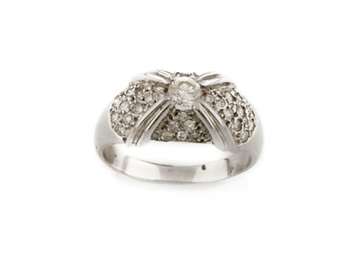 Sortija bombée con brillante central y pavé de btes separad